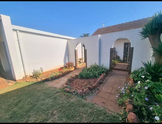 4 BEDROOM HOUSE FOR SALE IN SINOVILLE